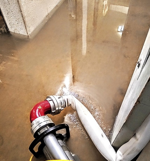 Einen Keller unter Wasser setzte ein R...Feuerwehr pumpte den Raum wieder leer.  | Foto: Olaf Thor