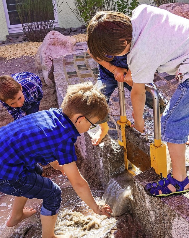 Die Kindergartengebhren in Grafenhaus...zeigt Kinder 2018 an der Wasseranlage.  | Foto: Christiane Seifried