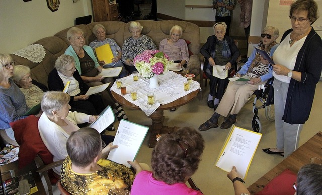 Die Bewohnerinnen des Adlergartens in ... zum Singen von Volksliedern gebildet.  | Foto: Horst David