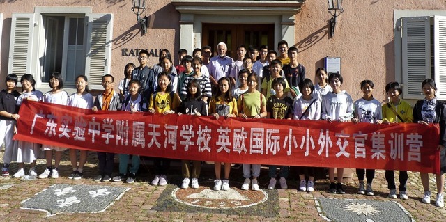 Chinesische Gymnasiasten besuchten im ...Transparent steht der Name der Schule.  | Foto: Christine Weirich