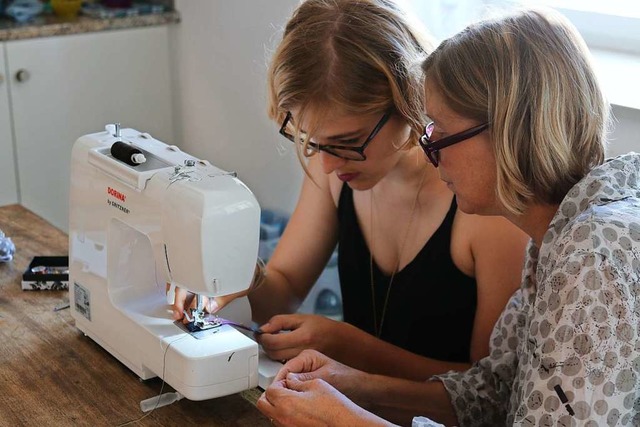 Heidi Pfeiffer (rechts) erklrt Nathal... einer Blusenknopfleiste ein Haarband.  | Foto: Katharina Kubon