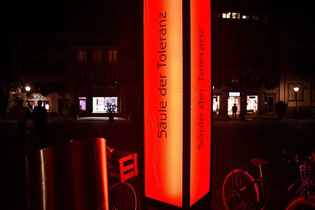 Ein Fall fürs Museum? Die noch leuchte...e der Toleranz auf dem Augustinerplatz  | Foto: Thomas Kunz