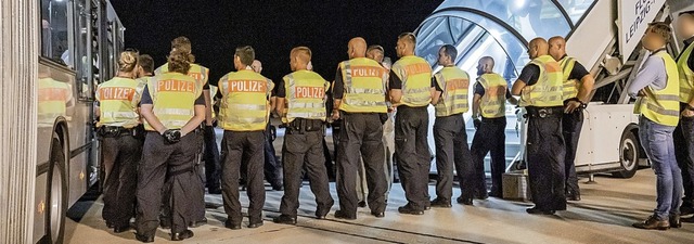 Beamte erwarten die Ankunft von Ausreisepflichtigen am Flughafen Leipzig  | Foto: Michael Kappeler (dpa)