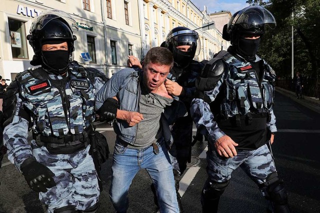 Zahlreiche Demonstranten wie dieser wu...Protestkundgebung in Moskau verhaftet.  | Foto: Uncredited (dpa)