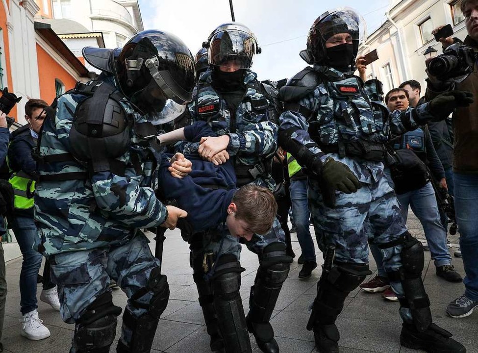 Zahlreiche Demonstranten wie dieser wu...Protestkundgebung in Moskau verhaftet.  | Foto: Uncredited (dpa)