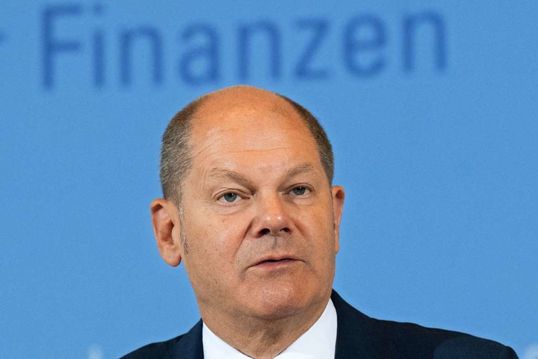 Finanzminister Olaf Scholz hält sich a...222;irrelevanter Theaterdonner&#8220;.  | Foto: Jörg Carstensen (dpa)