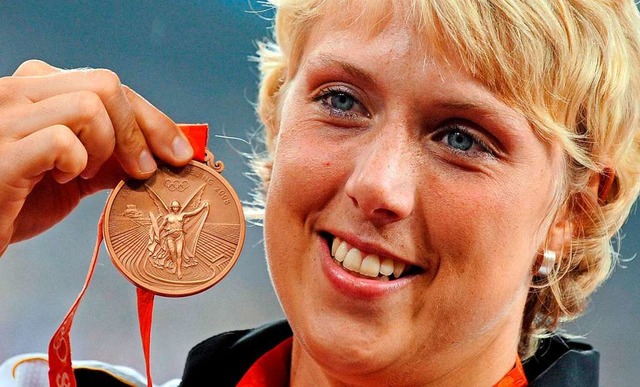 Christina Obergfll vor elf Jahren in ... Jetzt wird olympisches Silber daraus.  | Foto: Gero Breloer (dpa)