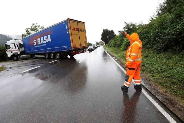 Bundesstraen-Sanierung: Ohne Sondergenehmigung mssen Lastwagen wieder umdrehen