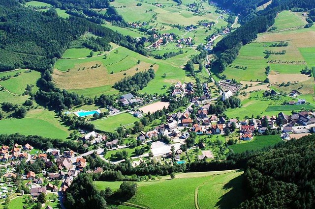 In der weitlufigen Gemeinde Simonswal... in Haslach-Simonswald (rechts oben).   | Foto: Horst Dauenhauer