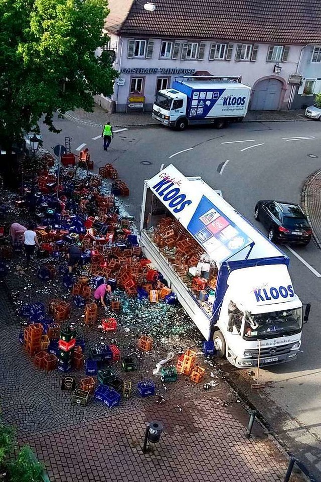 Vor dem Rathaus in Kippenheim hat ein Getrnkelaster seine Ladung verloren.  | Foto: BZ