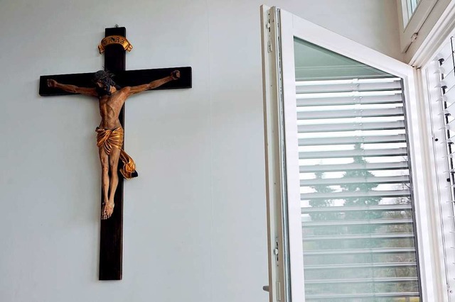 Ein Kreuz hngt neben einem Fenster.  | Foto: Uwe Zucchi
