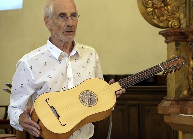 Der Gitarrist Hugh Sandilands erluter...auch die Besonderheit dieser Gitarre.   | Foto: Roswitha Frey