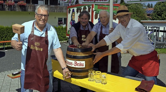 Feriengast Erich Warken (72) aus Saarb... Robert und Tobias Kirner (v. links) .  | Foto: Stefan Pichler