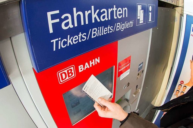 In Fahrkartenautomaten der Bahn steckt...die vergangene Woche verhaftet wurden.  | Foto: Armin Weigel
