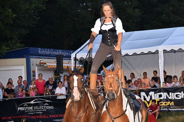 Die Gruppe Wolf Spirit aus Frankreich zeigte auch eine Stuntshow.  | Foto: Andrea Steinhart