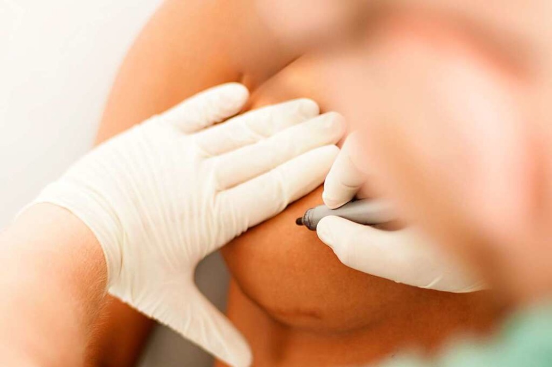 Ein Schönheitschirurg bereitet eine Brust-OP vor.  | Foto: Peter Atkins/stock.adobe.com