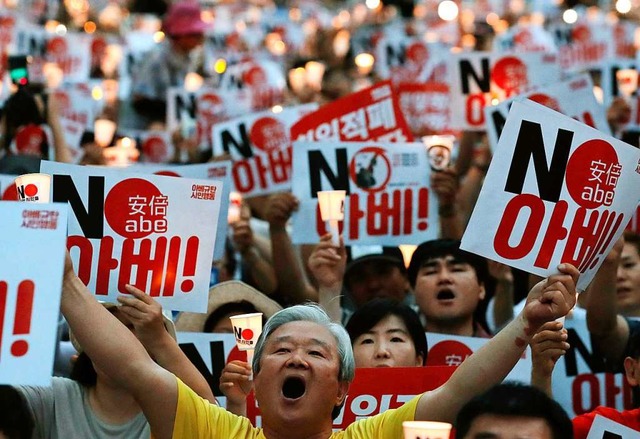 Protest gegen Japans Premierminister Abe vor der japanischen Botschaft in Seoul  | Foto: Lee Jin-Man (dpa)