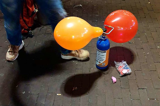 Mit Lachgas gefllte Luftballons werde...vierteln von Straenhndlern verkauft.  | Foto: Annette Birschel (dpa)
