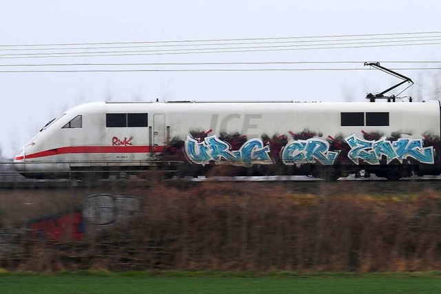 Fahrende Trophe: Graffiti auf einem ICE.  | Foto: Holger Hollemann (dpa)