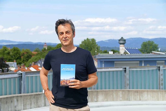 Klaus Spne mit seinem Debtroman, einem auf Mallorca angesiedelten Krimi.  | Foto: Ralf H. Dorweiler