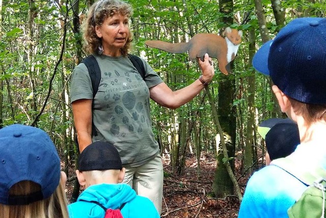 Die Jgerin und Naturpdagogin Brbel ...d was die Aufgaben eines Jgers sind.   | Foto: Sarah Schdler