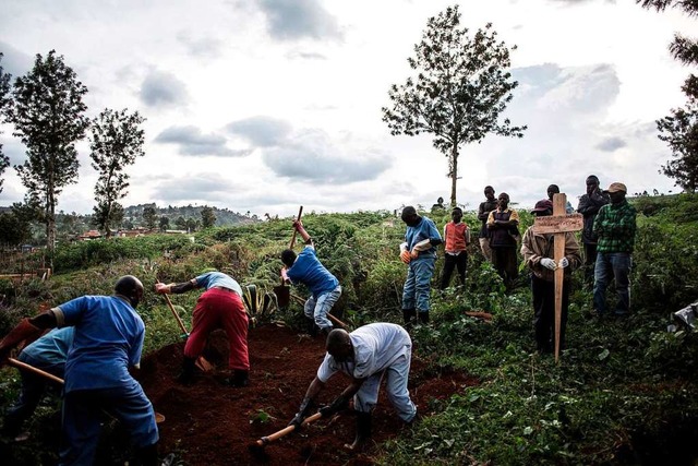 Eine Familie beerdigt in Butembo einen...sind mehr als 2600 Menschen infiziert.  | Foto: JOHN WESSELS (AFP)