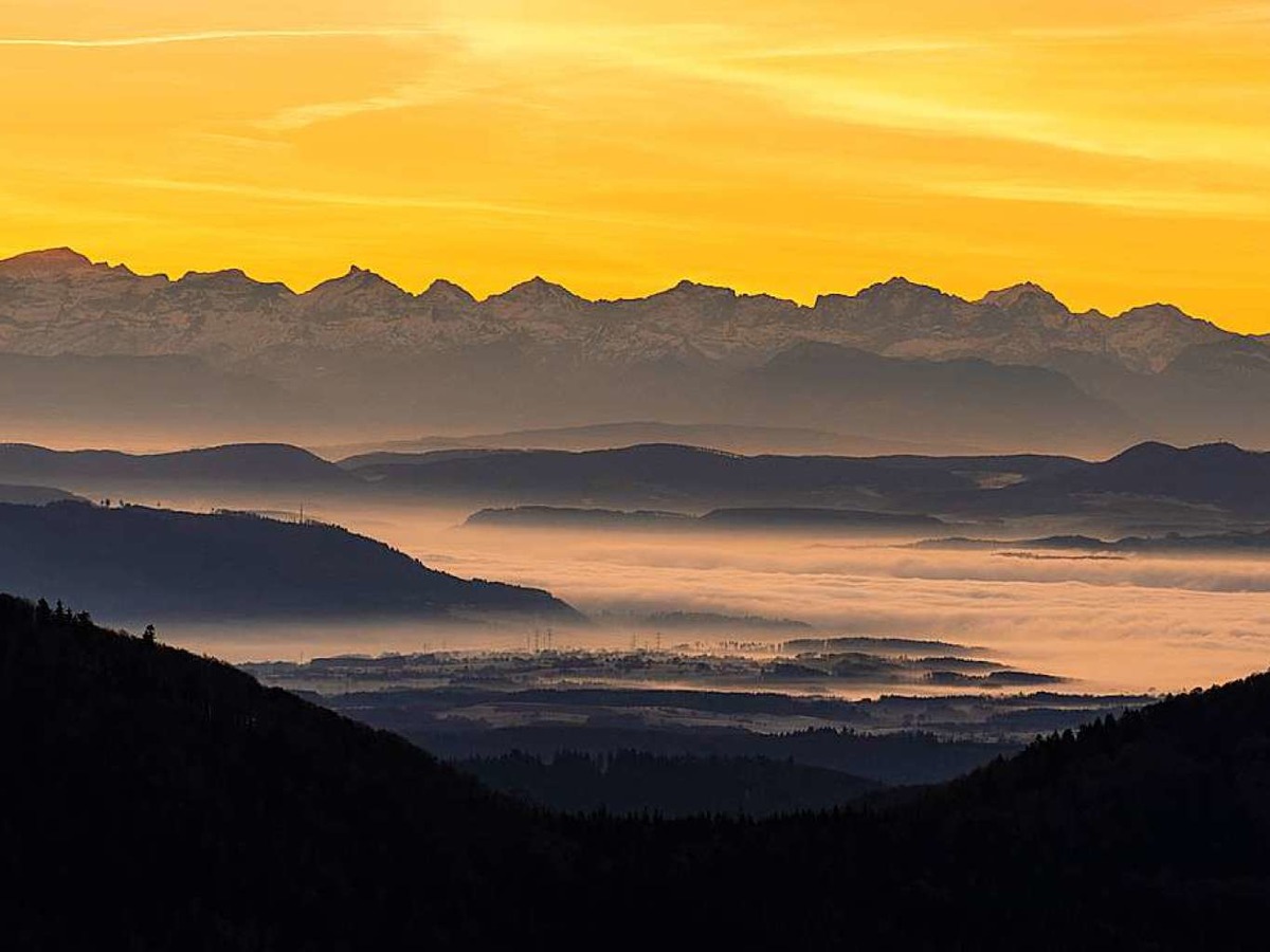 Frh raus musste unser Leser Christian Kammans aus Grenzach-Wyhlen fr diesen Sonnenaufgang auf dem Blauen.