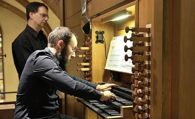Julian Handlos an der Orgel der Lahrer Stiftskirche   | Foto: Wolfgang Knstle