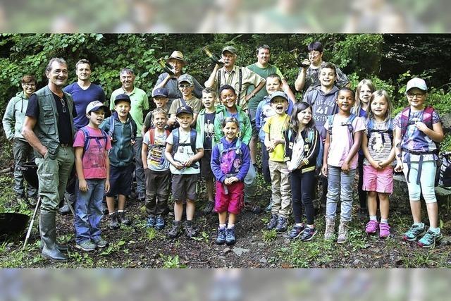 Kinder lernen den Wald und das Wild kennen