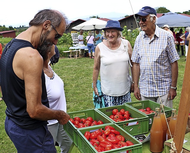 Viele Hobbygrtner begutachteten die verschiedenen Tomatensorten.   | Foto: Christa Rinklin