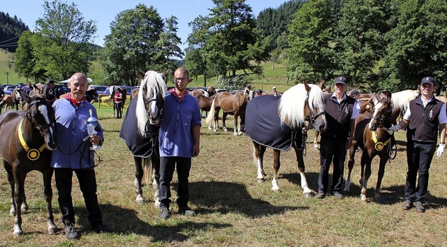 Der Tagessieger, das Stutfohlen von Jo...Riler und Thomas Trnkle (von links)   | Foto: Karin Hei