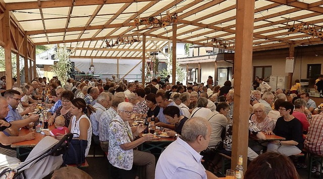 Beim &#8222;Fescht&#8220; am Sonntagmi... Platz hinter der Halle voll besetzt .  | Foto: Kurt Meier