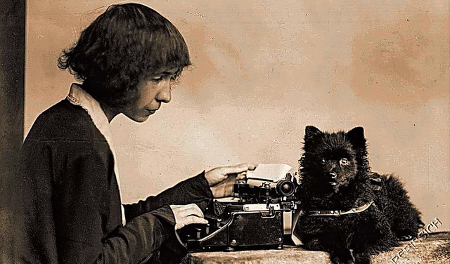 Mit Schreibmaschine und Hund: Alma Karlin   | Foto: Aviva Verlag