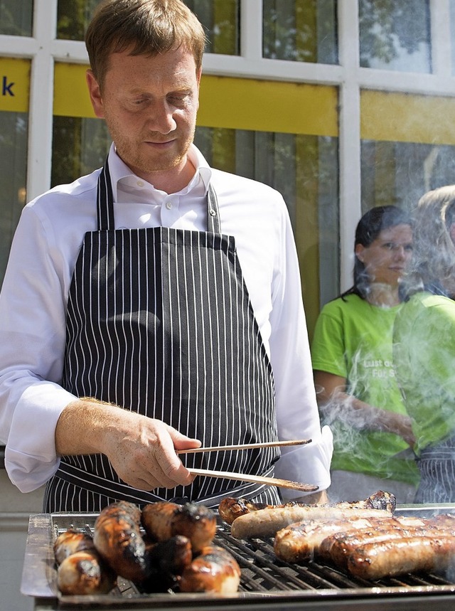 Ministerprsident Michael Kretschmer will dem Volk beim Grillen nherkommen.  | Foto: Sebastian Kahnert (dpa)