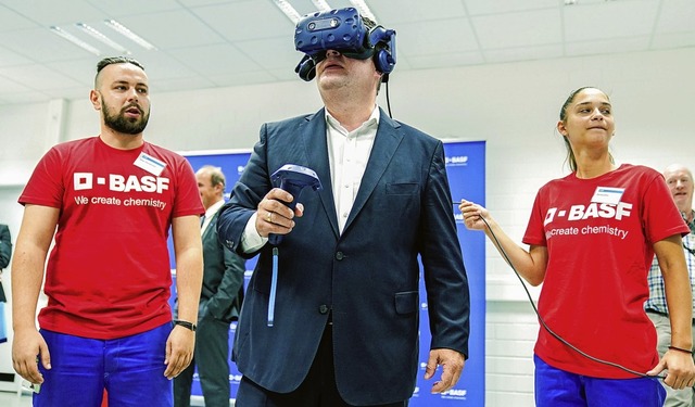 Hubertus Heil, Bundesminister fr Arbe...eise einer Virtual-Reality-Brille aus.  | Foto: Uwe Anspach (dpa)