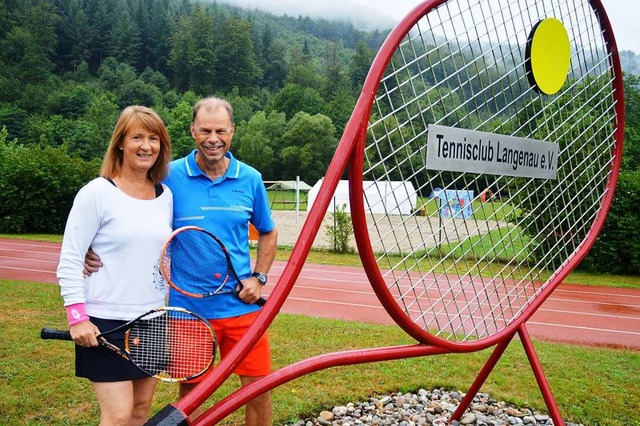 Gemischtes Doppel auf dem Tennisplatz ...n Langenau an ihren Ehemann Walter ab.  | Foto: Edgar Steinfelder