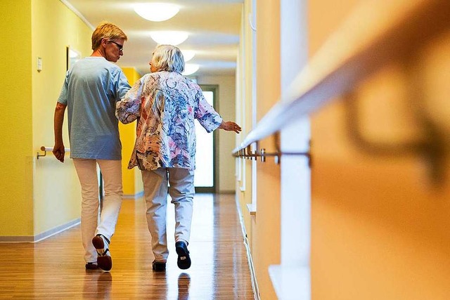 Wenn Eltern ins Pflegeheim mssen, bed... aber nur, wenn sie Topverdiener sind.  | Foto: Christoph Schmidt (dpa)