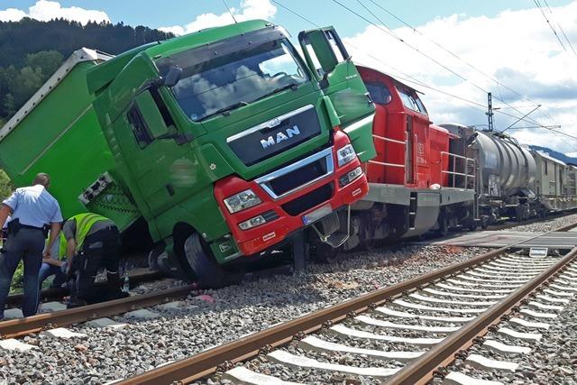 Lok eines Gterzuges prallt auf Lastwagen und entgleist – Bahnstrecke blockiert