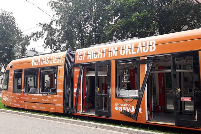 Eine Straenbahn mit Easyjet-Werbung n...auf der Habsburgerstrae im Juni 2018.  | Foto: Fabian Vgtle