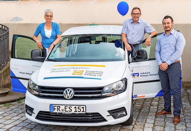 Ilona Kromer, Alois Lupfer und Dominik...isach  freuen sich ber das neue Auto.  | Foto: privat