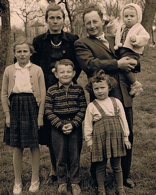 Mit drei Geschwistern wuchs Eva-Maria Reiner (r.) auf der Hohenloher Ebene auf.   | Foto: Privat