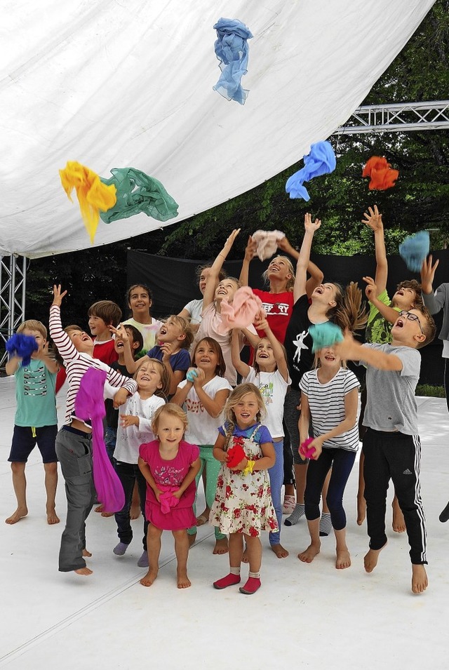 Die Farbe des Tanzens 2019 - Sommertan...inder und Jugendliche auf dem Rosenhof  | Foto: Gudrun Gehr