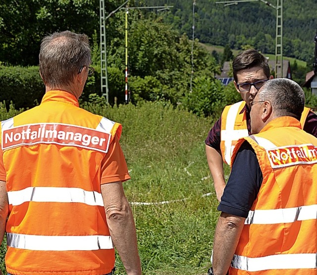 Notfallmanager der Bahn kmmerten sich um die Folgen des Unfalls.  | Foto: hr