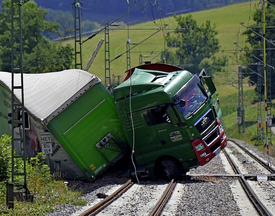 Lokomotive kollidiert mit Lastwagen Ortenaukreis