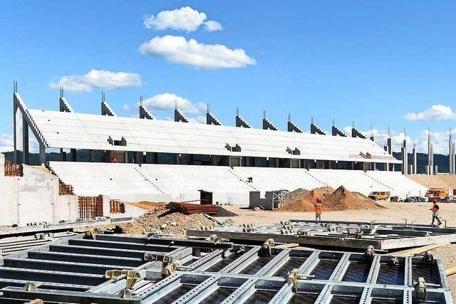 Fotos: Die Osttribne des neuen Freiburger SC-Stadions steht bereits