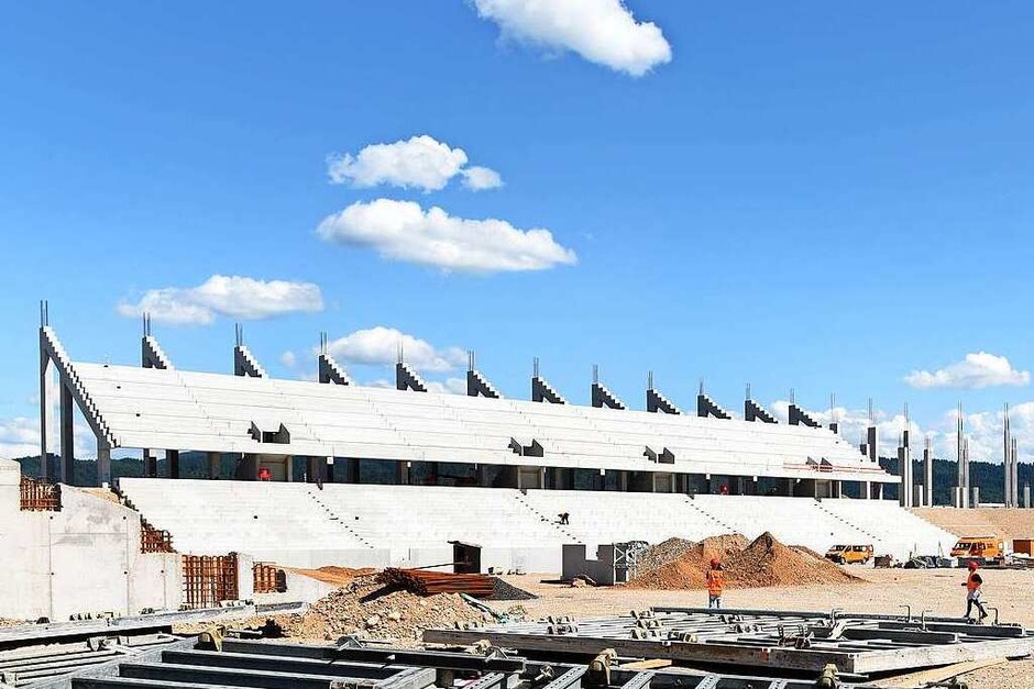 Die Osttribüne des neuen SC-Stadions im Freiburger Wolfswinkel ist zu großen Teilen fertig. (Foto: Rita Eggstein) Die Osttribüne des neuen SC-Stadions im Freiburger Wolfswinkel ist zu großen Teilen fertig. (Foto: Rita Eggstein)