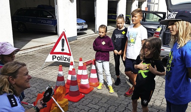 <BZ-FotoAnlauf>Polizei Schopfheim:</BZ...olizei im Streifenwagen so dabei hat.   | Foto: Petra Lange