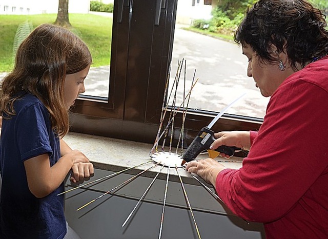 Dorina Horeczky hilft Mia mit der Klebepistole.  | Foto: Christiane Sahli