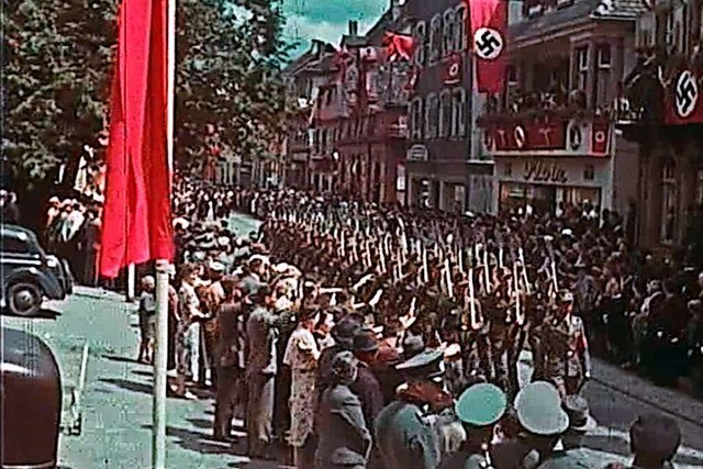 Die Nationalsozialisten marschieren ber den Urteilsplatz.  | Foto: Jrg Reitmeyer