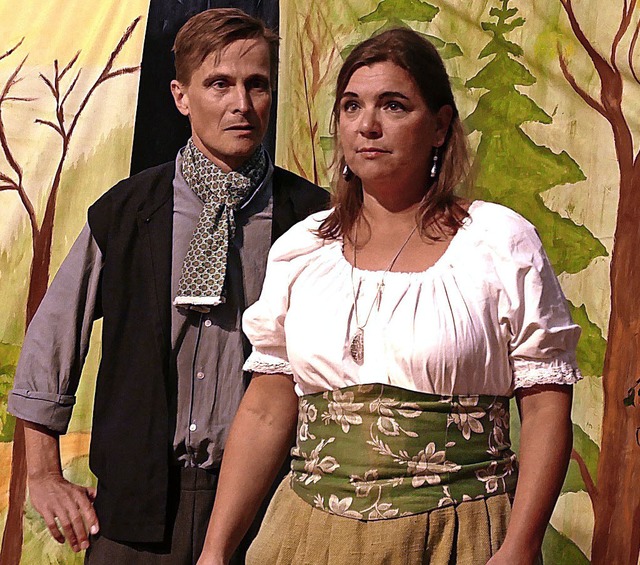 Hans (Burkhard Siegfried) und Marie (Nicole Philipp) schwren sich ewige Treue.   | Foto: Claudia Renk